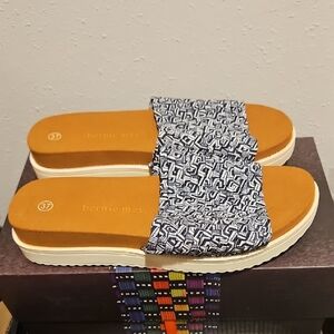 NWT bernie mev. Capri Marble Women's Black & White Slide Sandals Sz. 37 Or 7